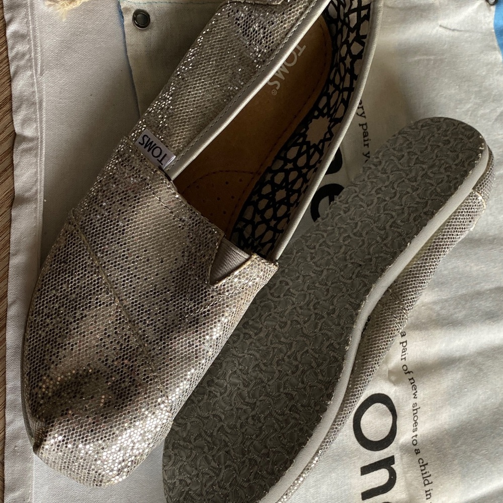 TOMS Women's Glittering Silver Loafers